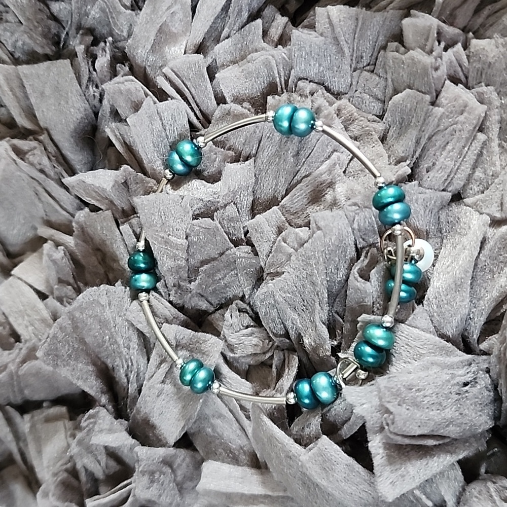 Vantel pearl wrist candy